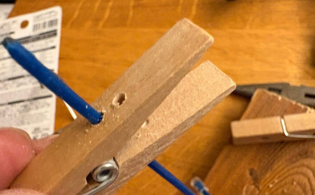 両側の木を貫通させて、片側の木にもう一回穴あけ。
